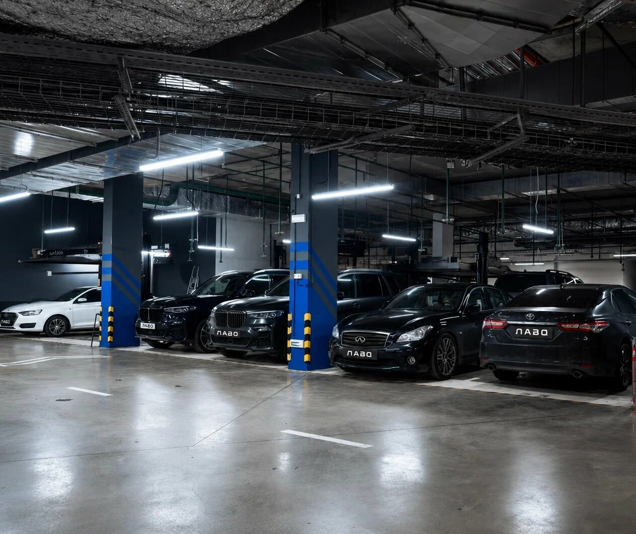 Автомобили клиентов LAVO в паркинге
